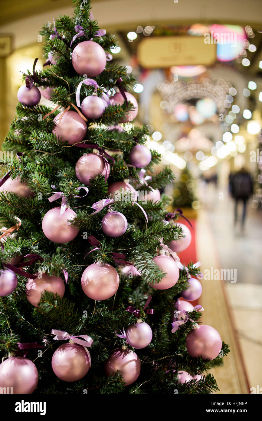 Soberano Alaska tira Árbol de navidad decorado bolas rosa Fotografía de stock - Alamy