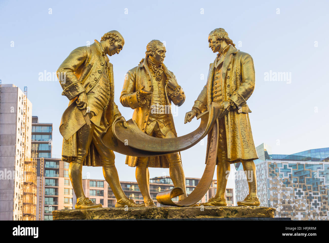 La estatua de bronce dorado de Matthew Boulton, James Watt y William Murdoch, Broad Street, Birmingham, Reino Unido Foto de stock