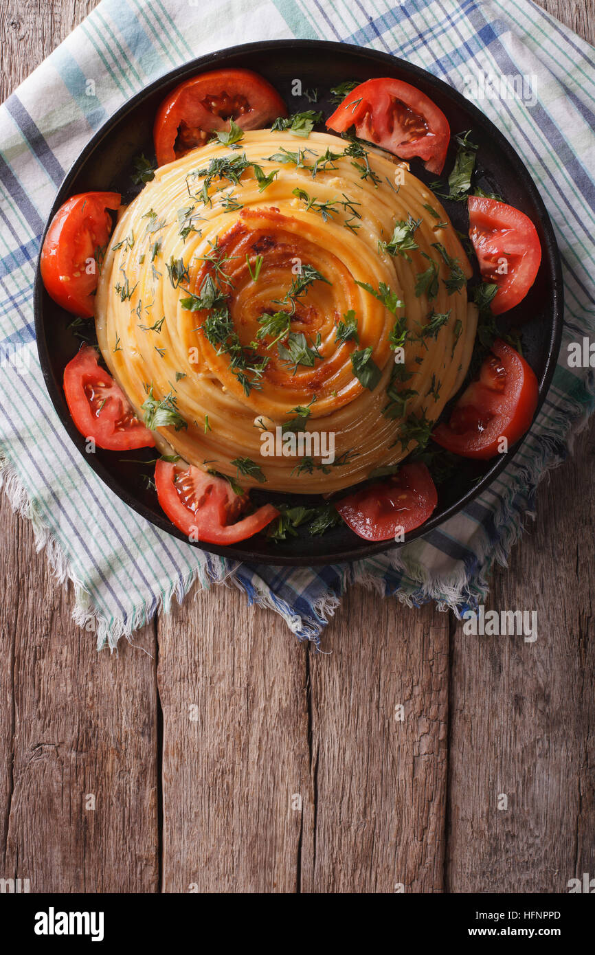 Francés timbal de pasta con queso y verduras en una placa vertical vista superior Foto de stock