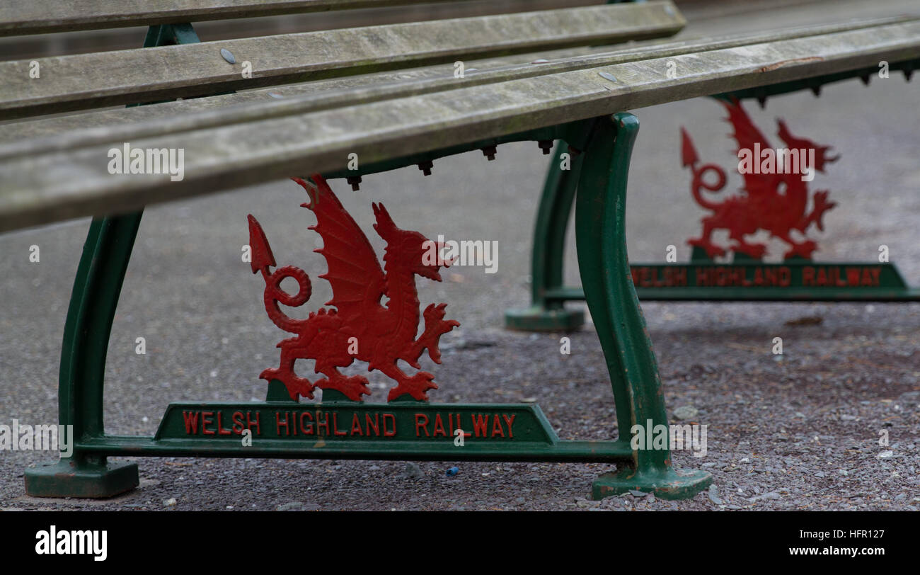 Welsh Highland Railway, RCC, Dinas station - Welsh Dragon emblemas emitidos en los cojines del asiento y pintadas con el nombre de ferrocarril Foto de stock