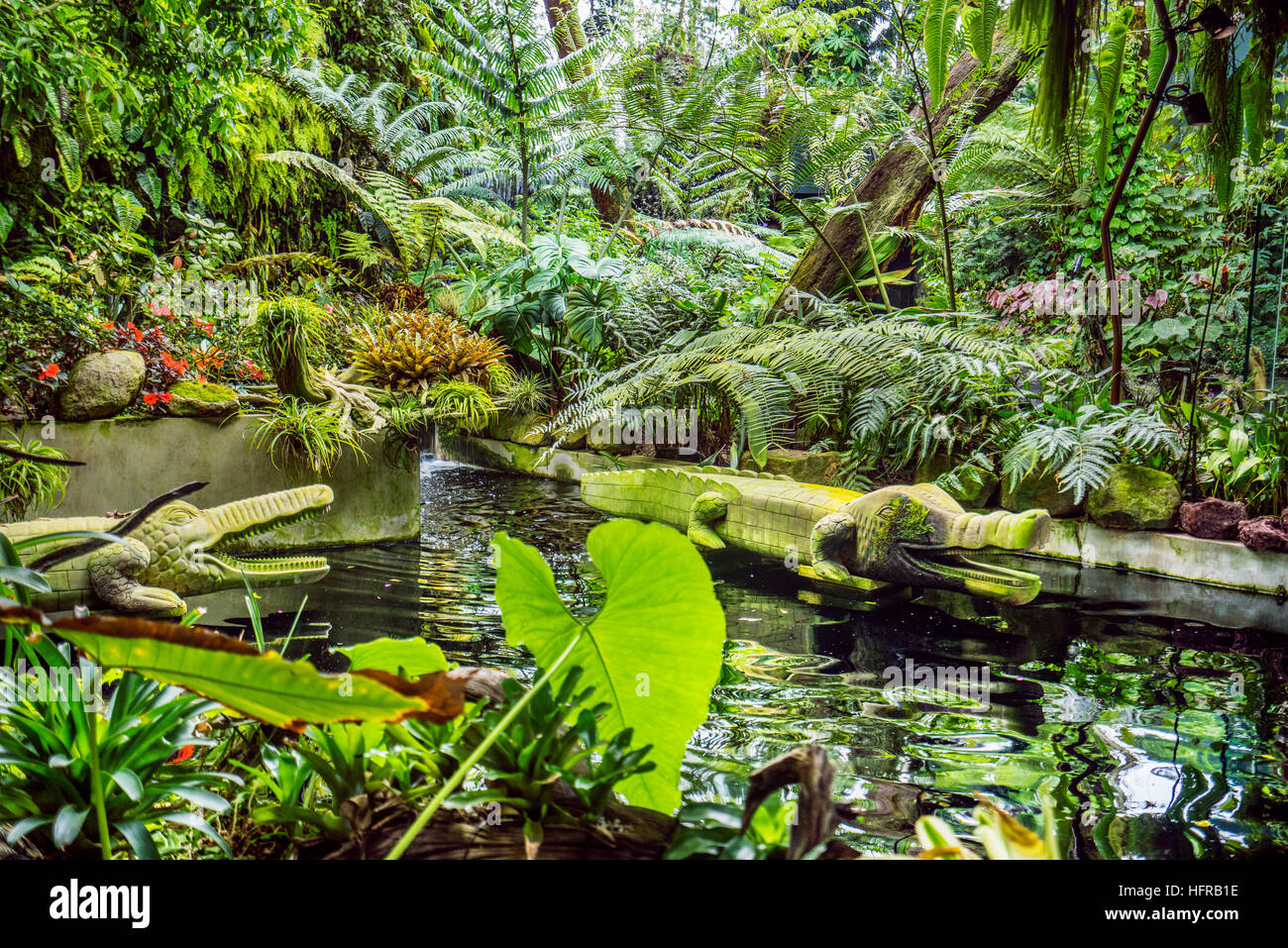 Singapor, jardines junto a la bahía, 'Pale cocodrilos' tallas de madera filipina en el Jardín Secreto del Bosque Nuboso casa verde Foto de stock