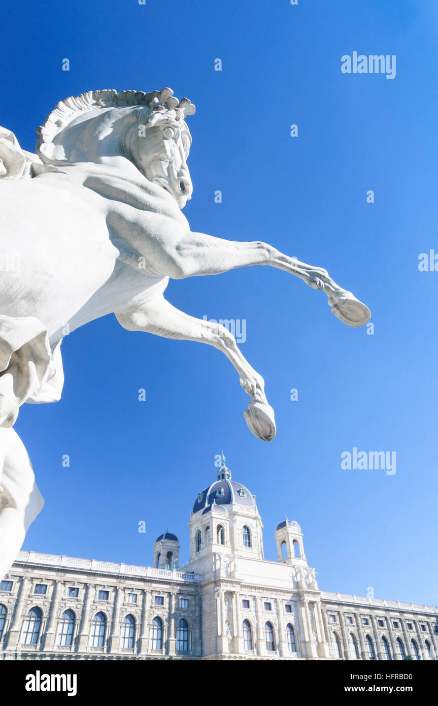 Wien, Viena: Estatua del caballo y el museo de historia natural, Wien, Austria Foto de stock