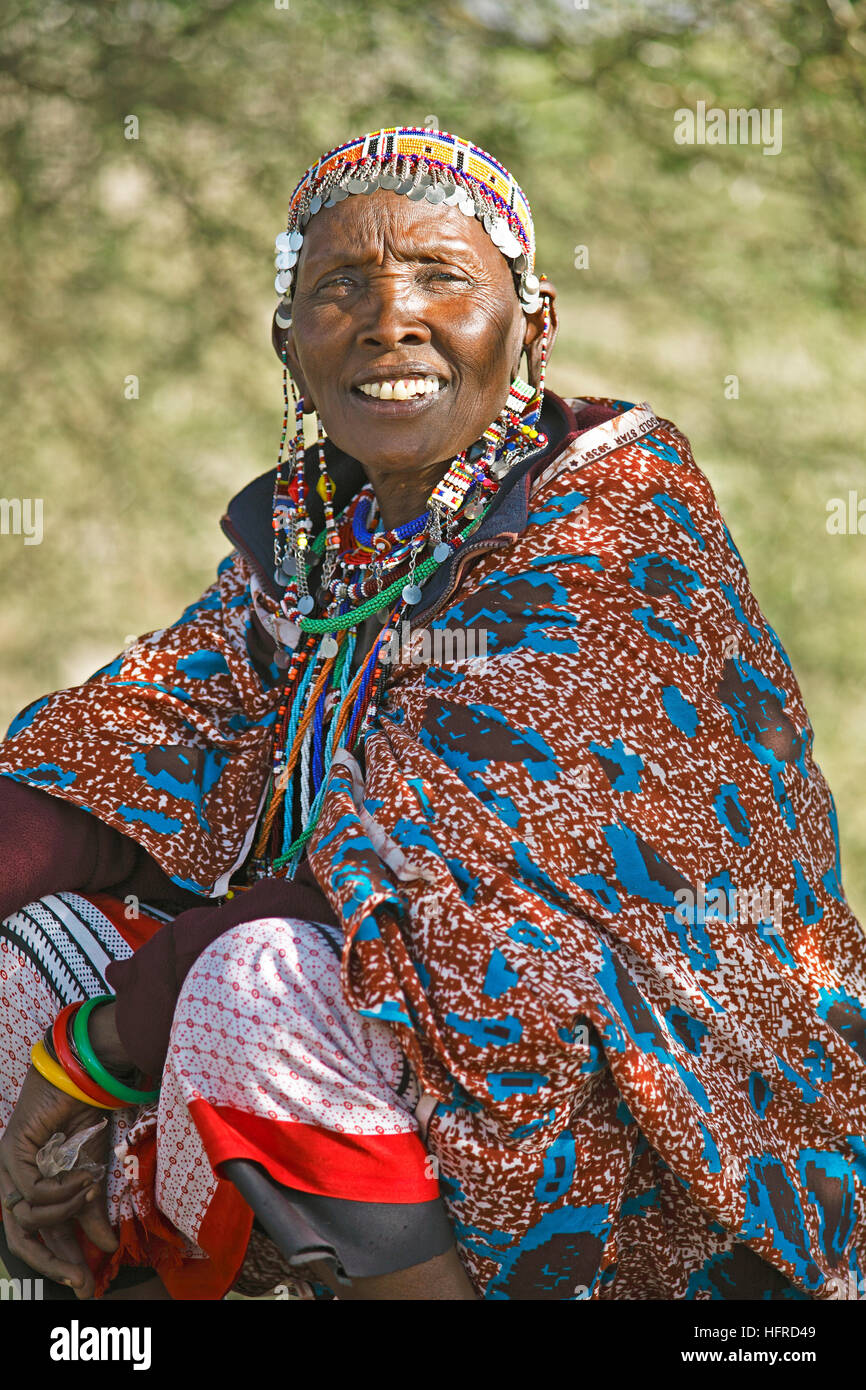 Mujer masai, de 70 años, con prendas tradicionales, Parque Nacional de Amboseli, Kajiado County, Kenya Foto de stock