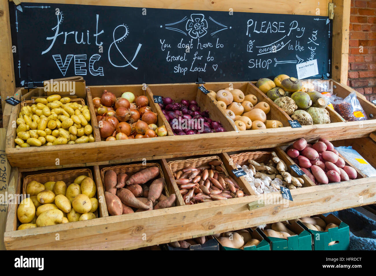 Una atractiva colección de hortalizas de invierno a la venta en una tienda en la granja medio Rounton raíces Foto de stock
