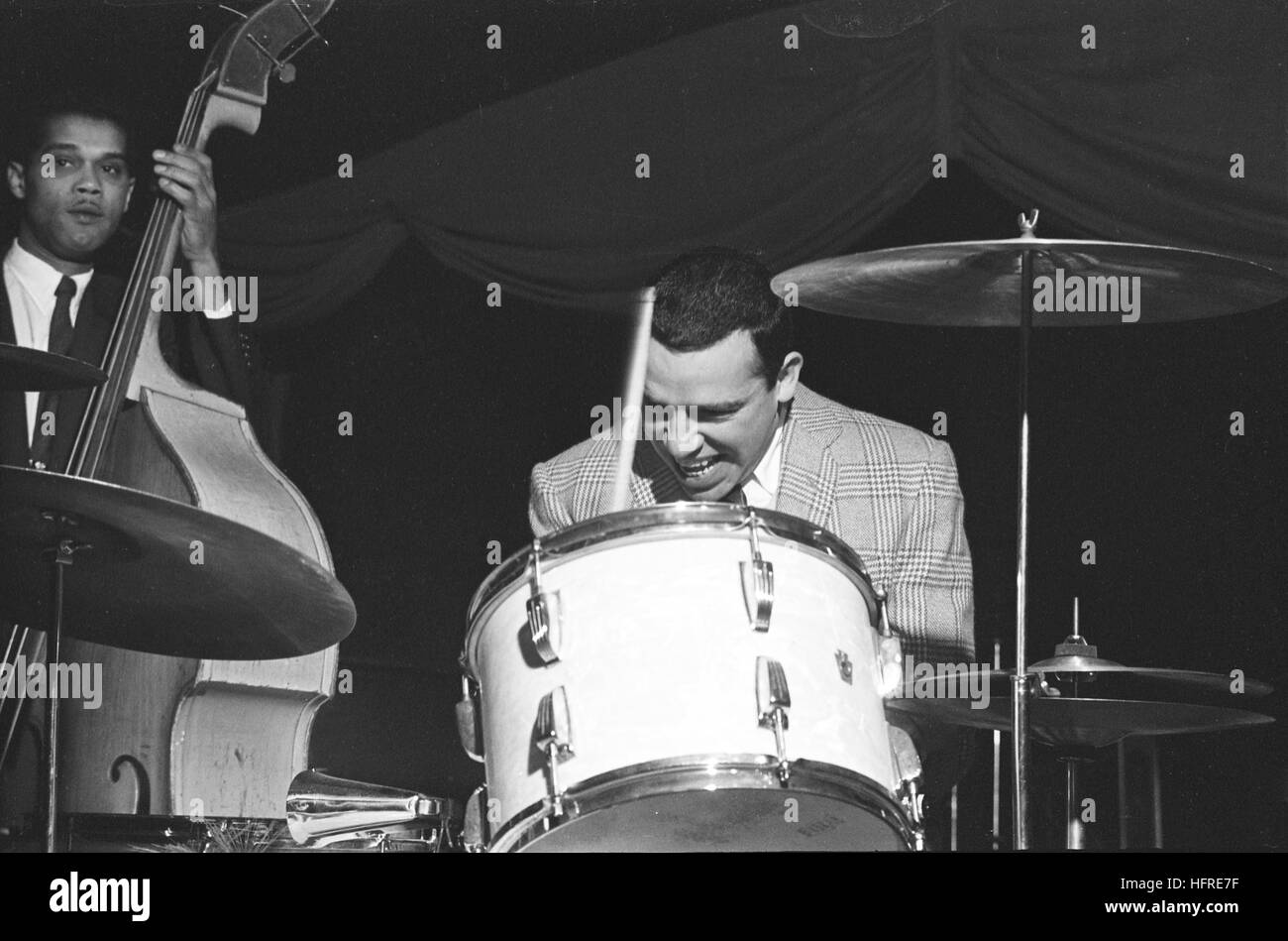 Buddy Rich en bidones y Curly Russell en contrabajo, actuando con la banda de Harry James, en el cuadro de la banda en la Ciudad de Nueva York. Foto de stock