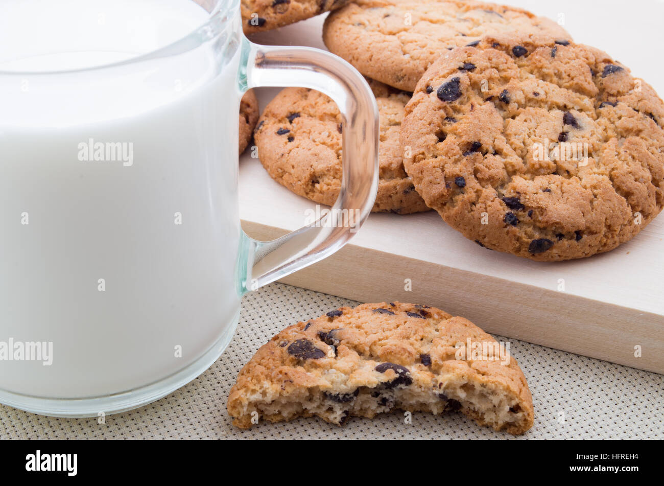 Galletas de harina de avena y un vaso de leche para desayunar cerrar Foto de stock