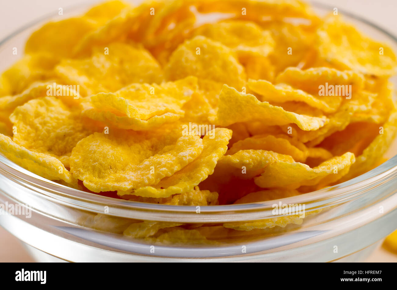 Ver de cerca en un recipiente de cristal con copos de maíz con muy poca profundidad de enfoque. Foto de stock