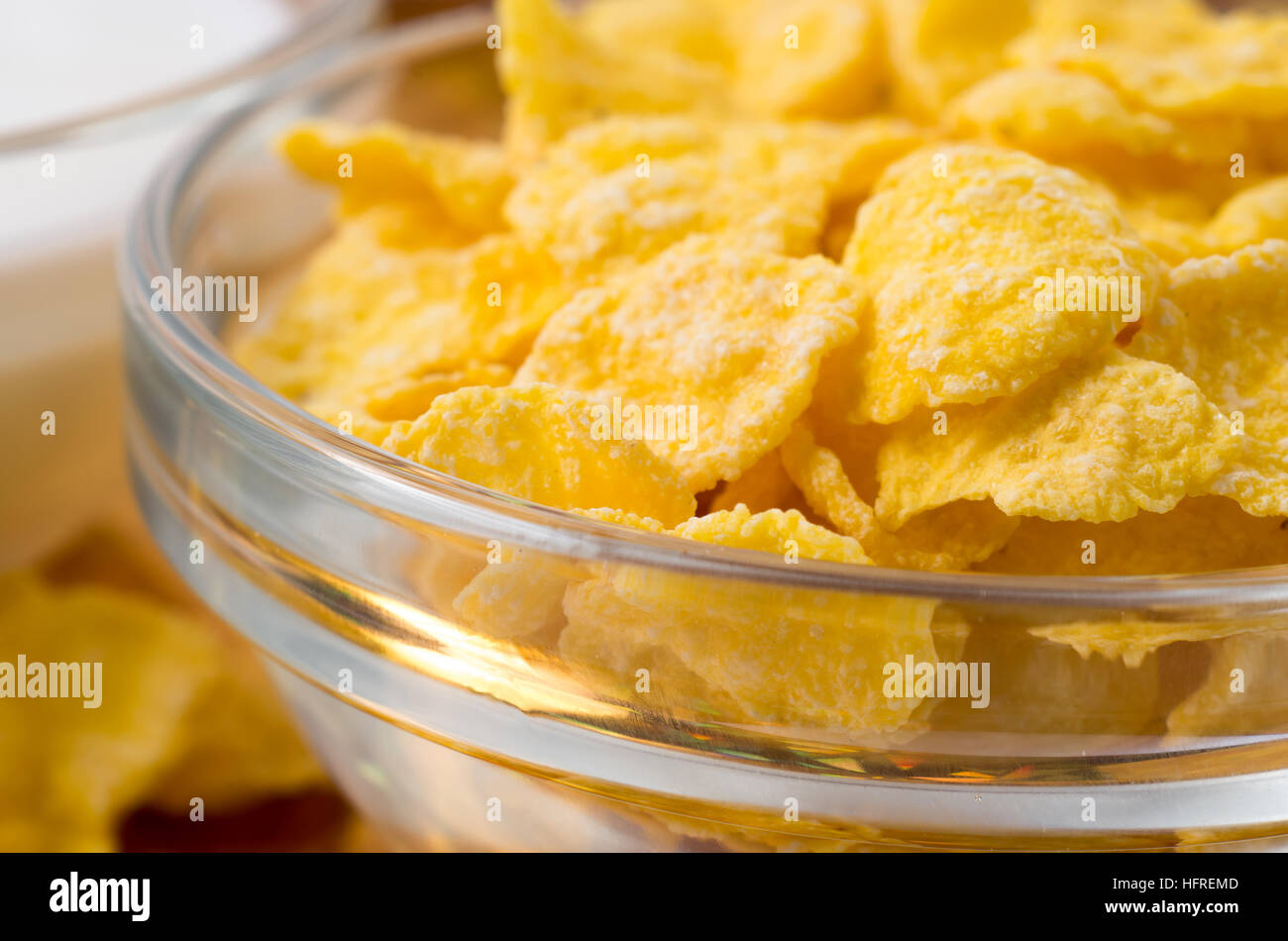 Y desenfoque de la imagen borrosa de un vaso con copos de maíz con muy poca profundidad de enfoque. Foto de stock