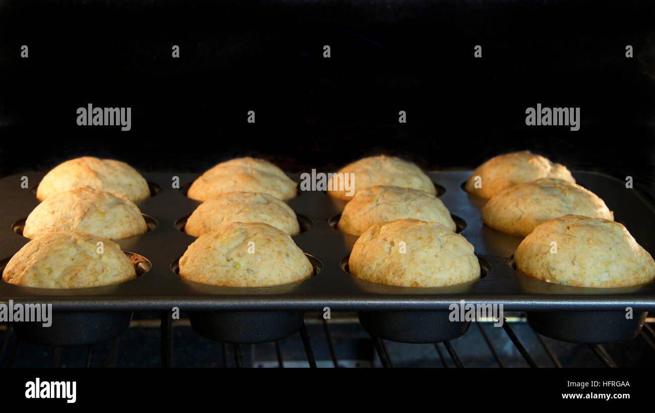 Pan de Banana Muffins hornear en un horno de convección. Dorarlos casi  hecho Fotografía de stock - Alamy
