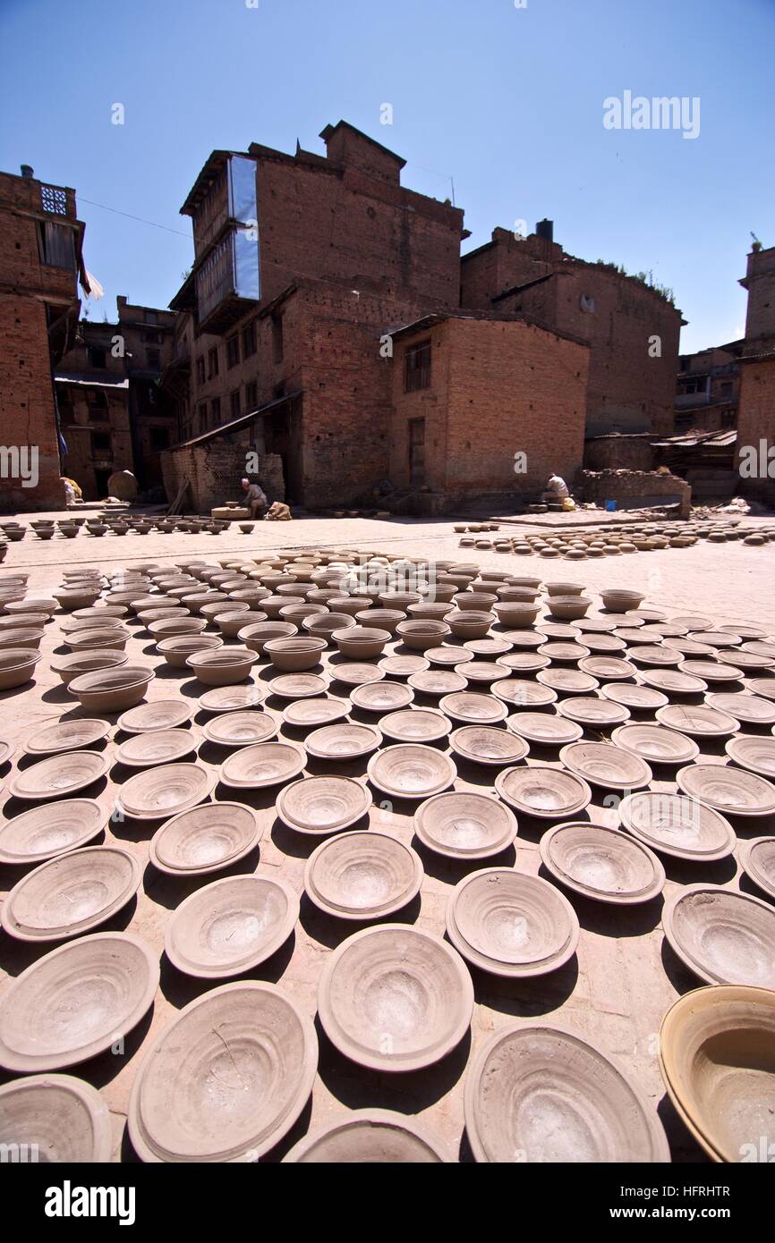 Nepal Katmandú Asia secado al aire libre placas de cerámica artesanal  cuencos de barro patrón artistry tierra Fotografía de stock - Alamy