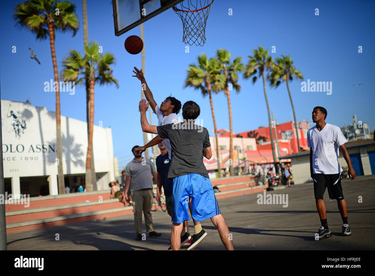 Juego de baloncesto de calle en Venice Beach, Los Angeles, California  Fotografía de stock - Alamy