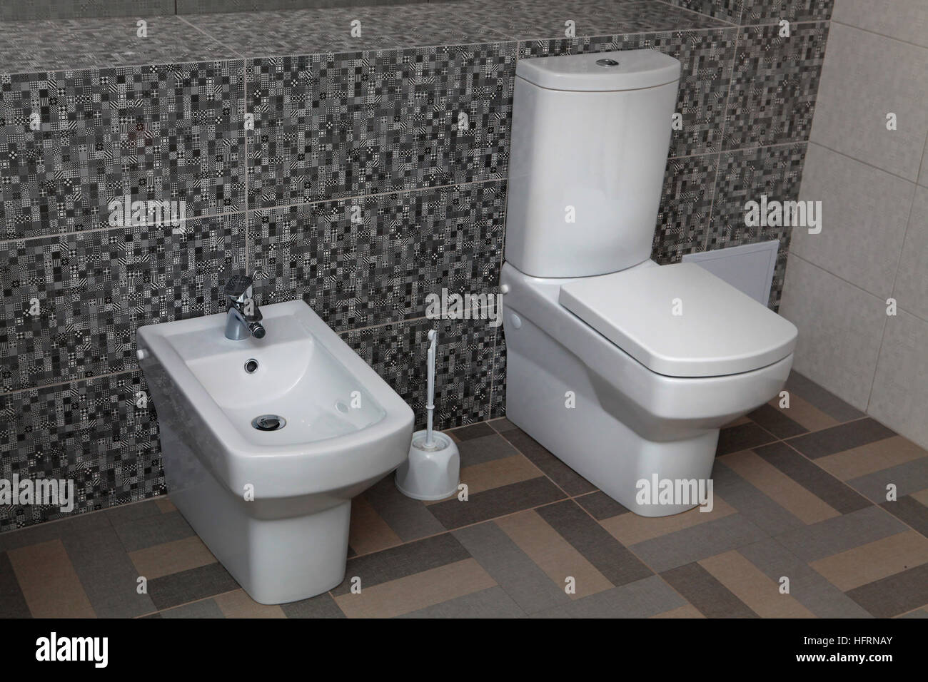Blanco inodoro y bidet en un baño moderno Fotografía de stock - Alamy
