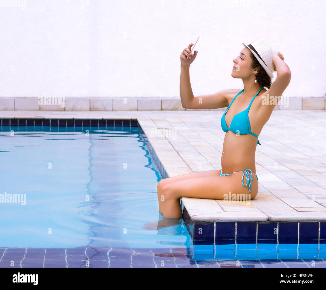Chica Selfie Un Teniendo La Azul PiscinaBikini En Sombrero Y thQsdxoCBr