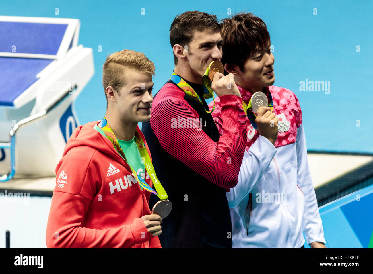 Río de Janeiro, Brasil. El 9 de agosto de 2016. Michael Phelps (ESTADOS UNIDOS)-C- el ganador de medalla de oro de los hombres de la 200m mariposa con Masato Sakai (JPN)-plata y Foto de stock