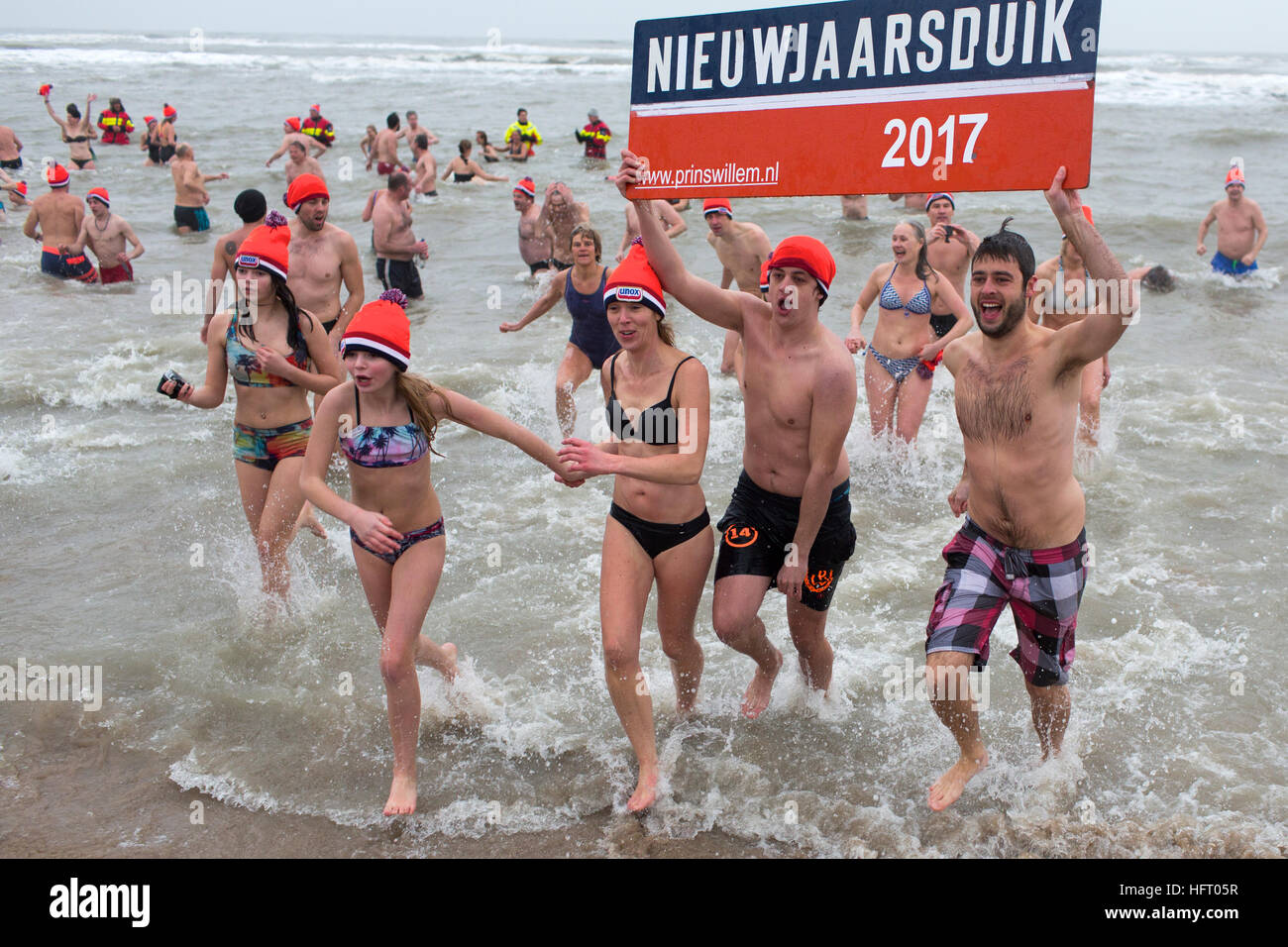 La tradición de año nuevo en Holanda, las personas tomar una inmersión en el agua helada de la Northsea Foto de stock