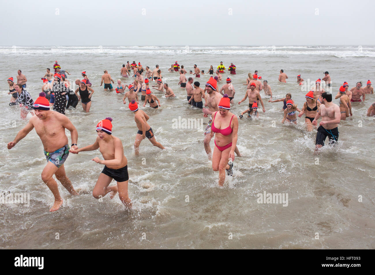 La tradición de año nuevo en Holanda, las personas tomar una inmersión en el agua helada de la Northsea Foto de stock