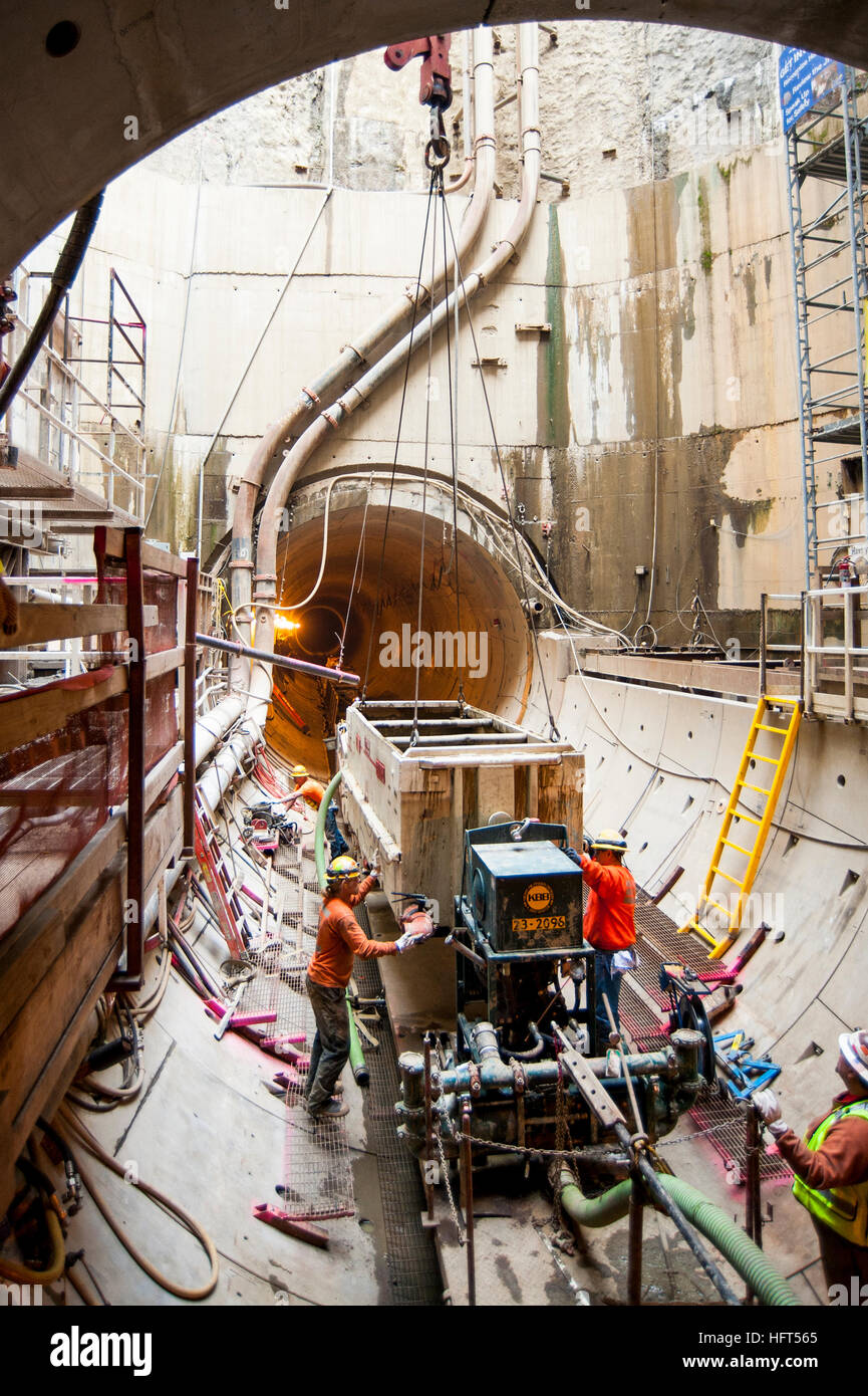 El lado Este gran tubo es una gran alcantarilla y túnel en Portland, en ...