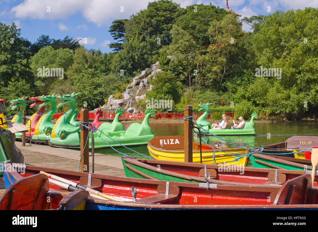 Turistas turistas alquiler de botes a remo y pala Parque Peasholm Scarborough North Yorkshire, Reino Unido Foto de stock