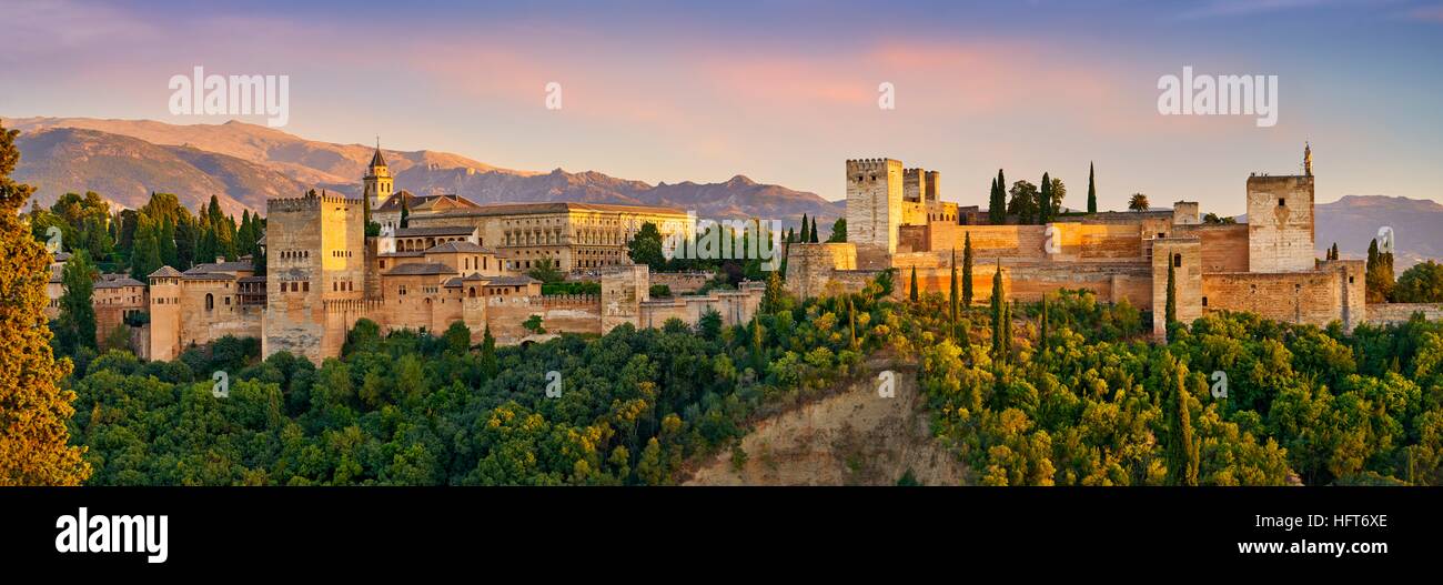 Vista panorámica del Palacio de la Alhambra, Granada, Andalucía, España. Foto de stock