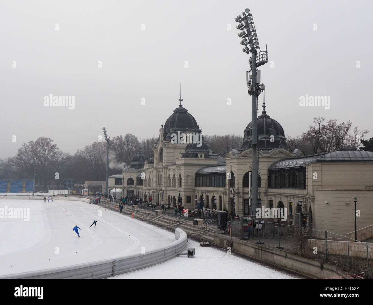 El Budapest del hielo pista de patinaje sobre hielo al aire libre, con sus hermosos edificios, cerca de la plaza de los Héroes. Budapest, Hungría Foto de stock