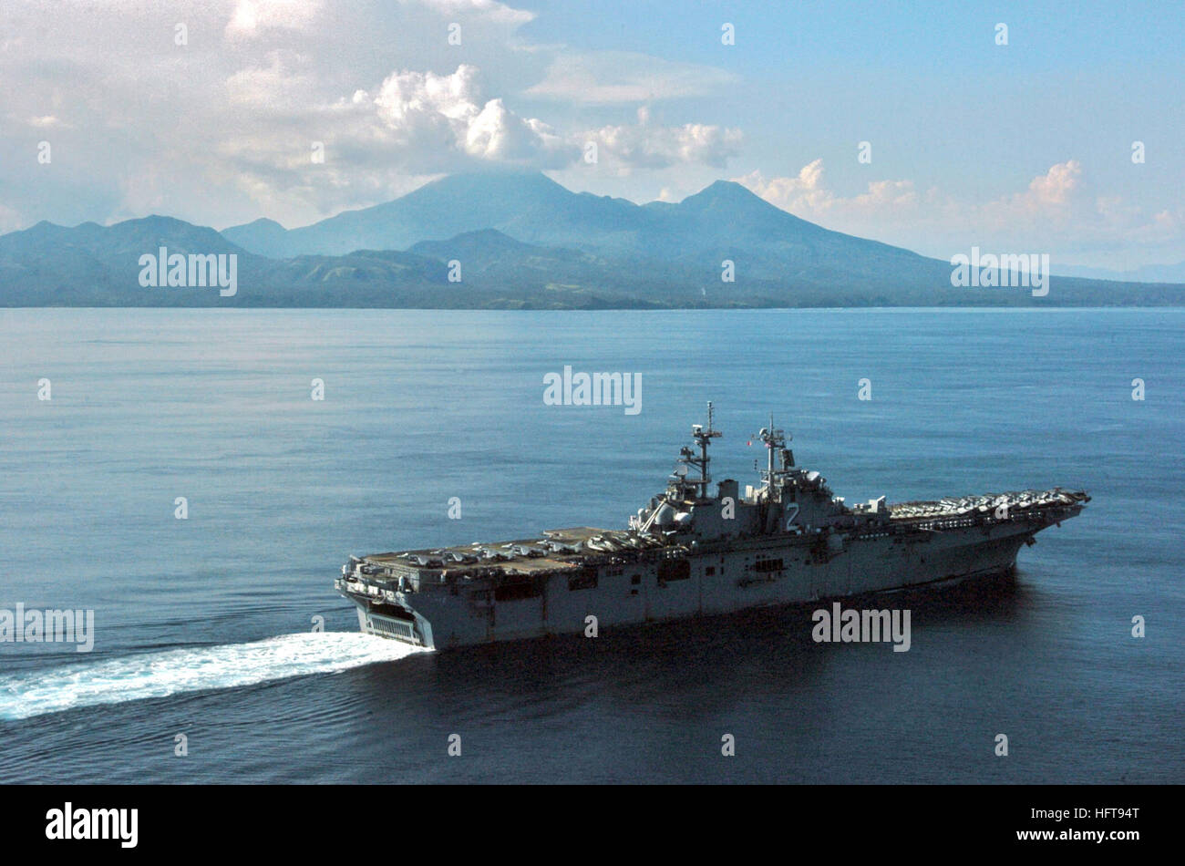 061104-N-5067K-143 Océano Pacífico (Nov. 4, 2006) - El USS Essex (LHD 2) pasa de Mt. Bulusan un volcán ubicado en el extremo sur de la isla de Luzón, que transita por el Estrecho de San Bernardino, después de completar una visita al puerto de Subic Bay, Filipinas. Essex y 31 MEU fueron en Filipinas para participar en ejercicios bilaterales, Ejercicio Talon Vision y anfibio PHIBLEX ejercicio (07), con las Fuerzas Armadas de Filipinas (AFR). Navy photo by Mass Communication Specialist 1st Class Michael D. Kennedy (liberado) US Navy 061104-N-5067K-143 USS Essex (LHD 2) pasa de Mt. Bu Foto de stock