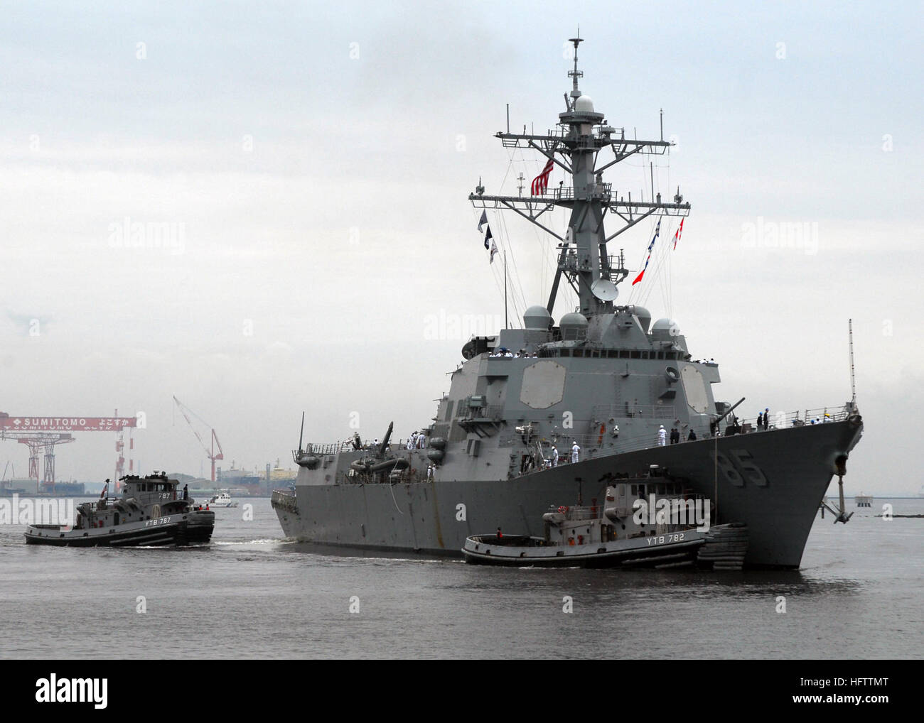 070709-N-2638R-001 Yokosuka, Japón (Julio 9, 2007) Ð grandes remolcadores USS YTB Kittanning (787) y el USS YTB Manistee (782) asistir a clase Arleigh Burke de misiles guiados destructor USS McCampbell (DDG 85) como ella tira en las actividades de la flota Comandante Yokosuka (CFAY). USS McCampbell fue acogido como la más reciente adición a las fuerzas desplegadas en CFAY. U.S Navy foto por comunicación de masas marinero especialista Bryan Reckard (liberado) US Navy 070709-N-2638R-001 Grandes remolcadores USS YTB Kittanning (787) y el USS YTB Manistee (782) asistir a clase Arleigh Burke de misiles guiados destructor USS McCampbell (DDG 85) Foto de stock
