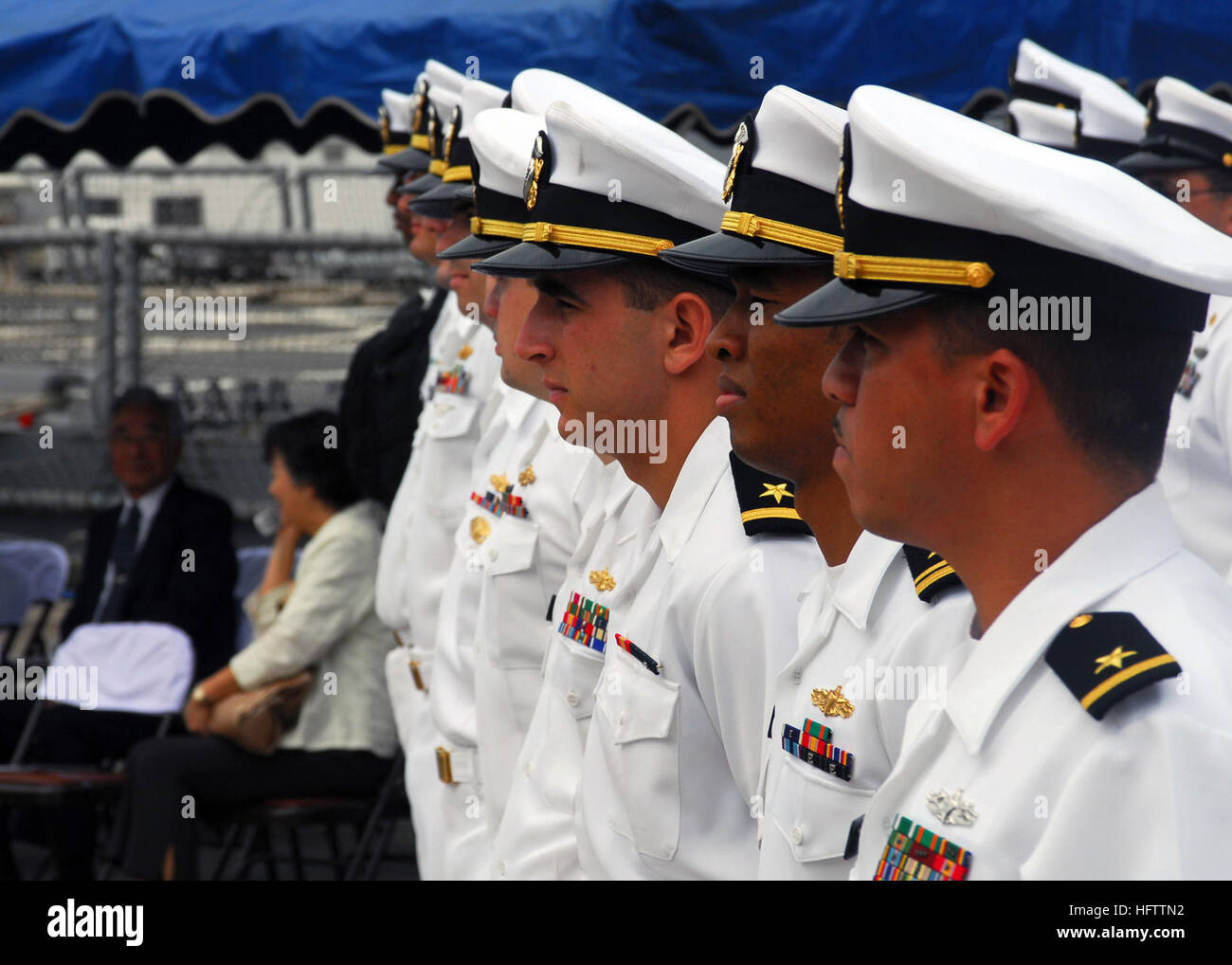 070709-N-2638R-006 Yokosuka, Japón (Julio 9, 2007) - Los marineros asignados a la clase Arleigh Burke de misiles guiados destructor USS McCampbell (DDG 85) stand en filas durante la ceremonia de llegada para el Comandante a bordo del buque de la flota de Yokosuka (CFAY Actividades). USS McCampbell fue acogido como la más reciente adición a las fuerzas desplegadas en CFAY. U.S Navy foto por comunicación de masas marinero especialista Bryan Reckard (liberado) US Navy 070709-N-2638R-006 marineros asignados a la clase Arleigh Burke de misiles guiados destructor USS McCampbell (DDG 85) stand en filas durante la ceremonia de llegada para el buque a bordo del C Foto de stock