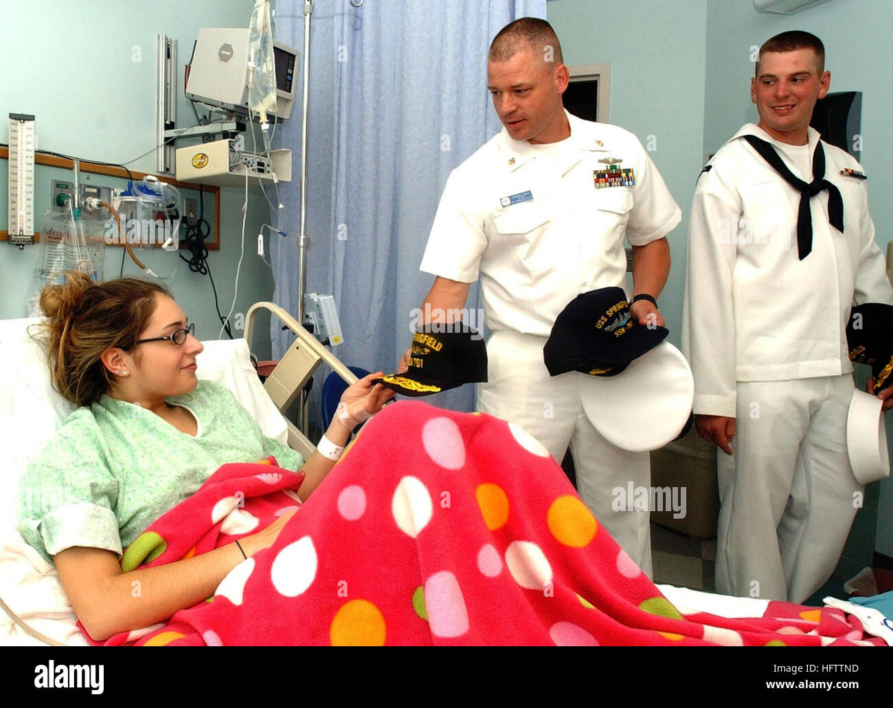 070709-N-1595E-004 Providence, Rhode Island. (Julio 9, 2007) - jefe especialista culinario Bill Fifield y Sonar Technician (Submarino) 3ª clase Dively Abishia, ambos asignados a USS Springfield (SSN 761), presentar un comando Tapa de bola a un patiend en Hasbro Children's Hospital como parte de la Marina de Cap para programa infantil. Navy photo by Mass Communication Specialist 1st Class Ira J. Elinson (liberado) US Navy 070709-N-1595E-004 Jefe Especialista culinario Bill Fifield y Sonar Technician (Submarino) 3ª clase Dively Abishia, ambos asignados a USS Springfield (SSN 761), presentar un comando Tapa de bola a un pati Foto de stock