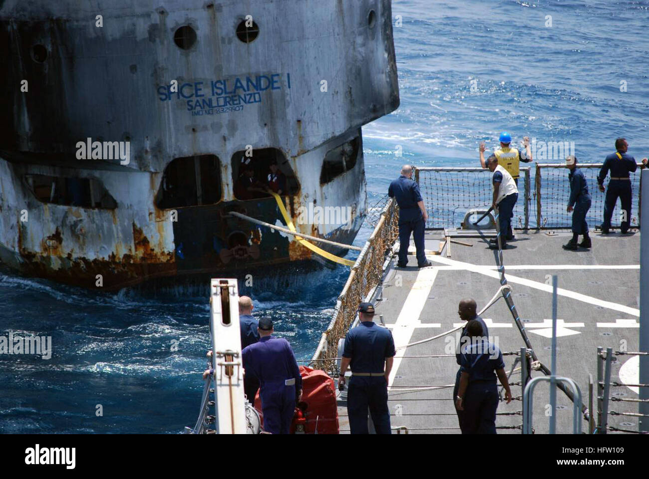 070926-N-0000X-002 OCÉANO ÍNDICO (Sept. 26, 2007) --misil guiado el destructor USS Stout (DDG 55) se remolca la bandera de Tanzania Spice Island ferry de pasajeros mientras que en aguas internacionales frente a las costas de Somalia. La Isla de las especias, que viajaba sin pasajeros, aclamado por asistencia de ingeniería cuando se quedó sin combustible mientras transitan a Tanzania. Stout proporcionó a la tripulación con alimentos, agua y combustible y ayudó a obtener el buque operativo bajo su propio poder. Las fuerzas de la coalición tienen una larga tradición de ayudar a los navegantes en peligro por la prestación de asistencia médica, asistencia técnica y la búsqueda de un Foto de stock