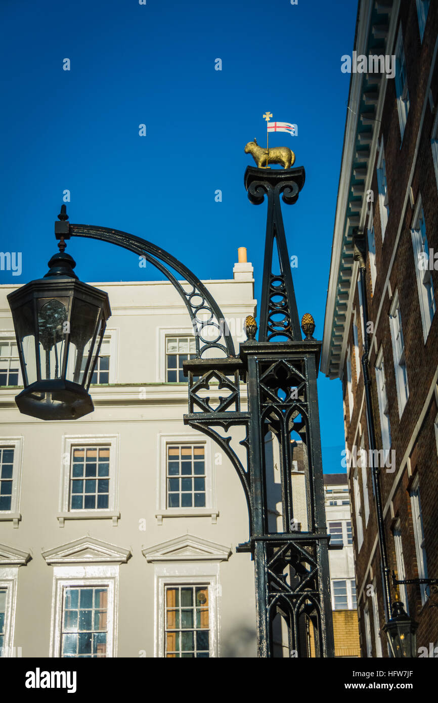 El cordero y el Pabellón fuera de las posadas de Cresta Court, London, UK Foto de stock