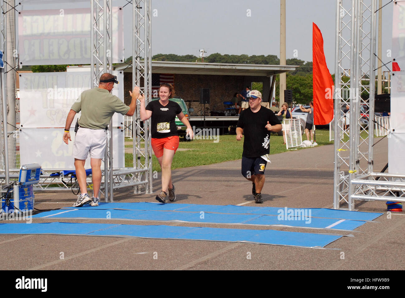 080621-N-0193M-845 Virginia Beach, Virginia (21 Junio 2008) Heather McKeating recibe un Òhigh 5ó como ella y su esposo, Todd McKeating, termine de Rudy's SEAL Desafío Cross Country carrera juntos. La carrera anual se distribuye en un curso de cinco millas de diversos obstáculos y desafíos físicos con los participantes cuyas edades van de los 7 a los 87 años. Navy SEAL retirado Rudy Boesch acogió la carrera para recaudar fondos para la fundación de Guerra Especial de la Marina. Navy photo by Mass Communication Specialist 2nd Class Elizabeth Merriam (liberado) US Navy 080621-N-0193M-845 Heather McKeating recibe un Foto de stock