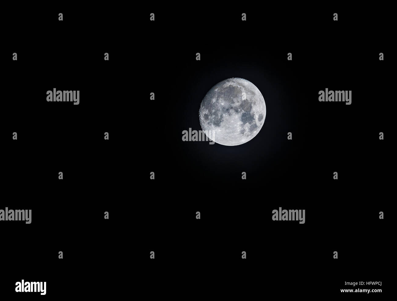 La Luna en cuarto menguante con cera, visto de Surrey, en el sudeste de Inglaterra, Reino Unido. Foto de stock
