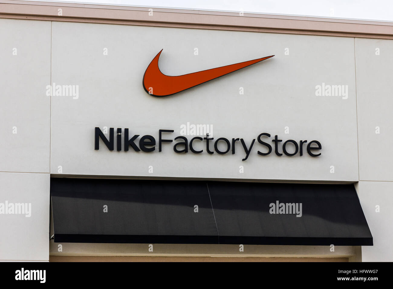 Las Vegas - Circa Diciembre 2016: Nike Factory Store Strip Mall Ubicación.  Nike es uno de los mayores proveedores mundiales de calzado deportivo y  ropa II Fotografía de stock - Alamy