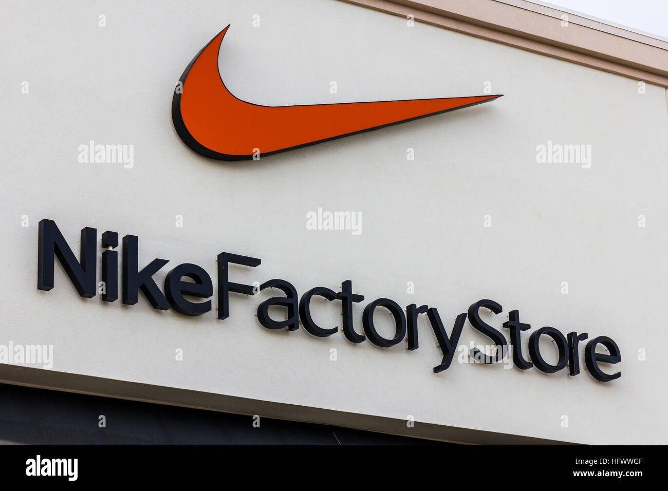 Las Vegas - Circa Diciembre 2016: Nike Factory Store Strip Mall Ubicación.  Nike es uno de los mayores proveedores mundiales de calzado deportivo y  ropa IV Fotografía de stock - Alamy
