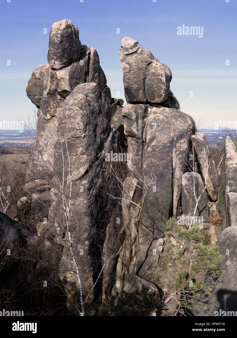 Interesante formación de rock - Rock torre en los cuervos de rocas en las montañas Lusatian Foto de stock