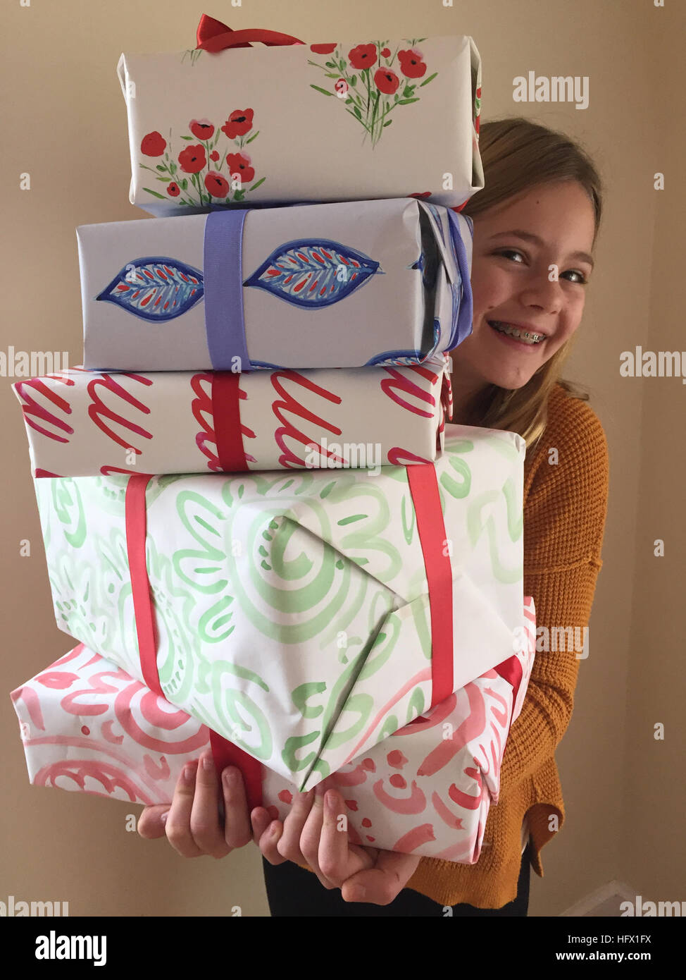 Paquetes envueltos para regalo fotografías e imágenes de alta resolución -  Alamy