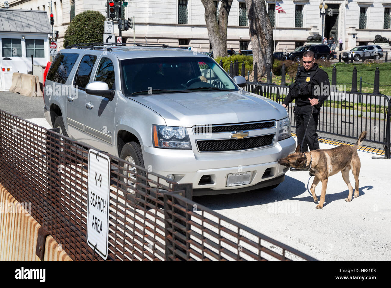 K-9 Bomba-sniffing perro alrededor del perímetro de seguridad de la Casa Blanca. Washington, D.C. Foto de stock