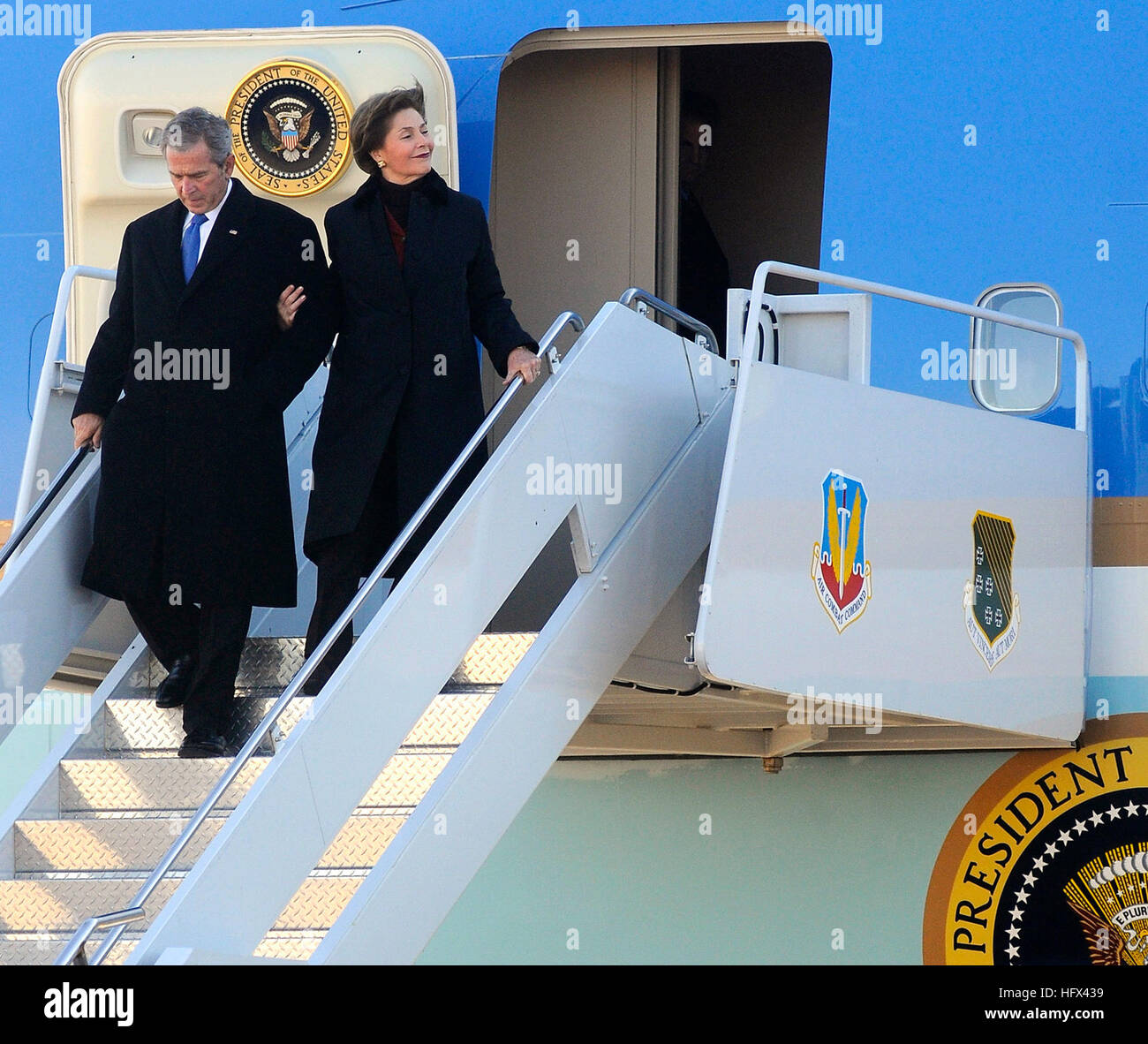 090110-N-5345W-059 NORFOLK (Ene. 10, 2009) el Presidente George W. Bush y  su esposa, la primera dama Laura Bush, desembarque de Air Force One poco  después de llegar a la Estación Naval de