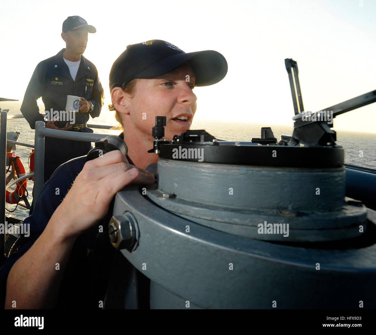 090518-N-5345W-082 DEL OCÉANO ATLÁNTICO (18 de mayo de 2009) supervisado por su comandante en jefe, Cmdr. Chris Stopyra, Ensign Amee Johnson, el oficial de armas a bordo de la nave de aterrizaje dock anfibio USS Fort McHenry (LSD 43), mira a través de una brújula magnética mientras servía como oficial conning durante un reaprovisionamiento en el mar con el buque de asalto anfibio USS Bataan (LHD 5). Fort McHenry es una implementación programada con la disposición anfibio Bataan Group (ARG) para apoyar las operaciones de seguridad marítima en los EE.UU. 5ª y 6ª Flota áreas de responsabilidad. (Ee.Uu. Navy photo by Mass Communication Specialist 2cl Foto de stock