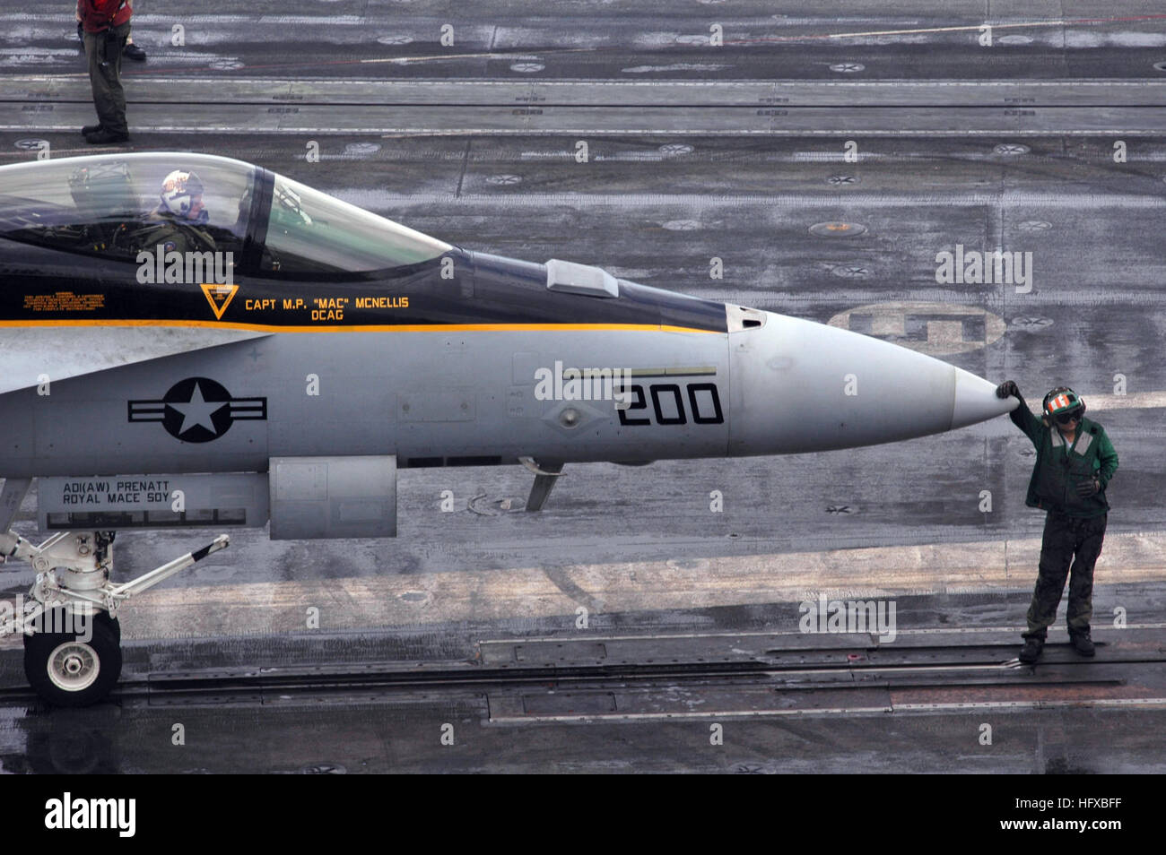 N 6106r 013 Mar Filipino Ago 1 05 D Comandante Carrier Air Wing Cinco Cvw 5 Capitan Gary Mace Se Prepara Para Ser Lanzado En Un F A 18e Super Hornet Desde La Cubierta De Vuelo Del