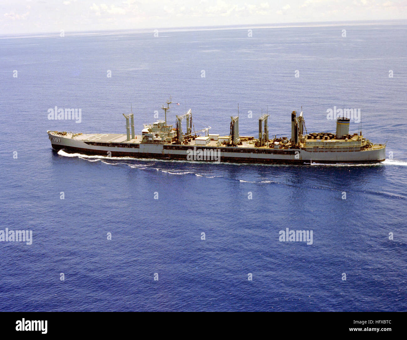 Haz un puerto aéreo vista del lubricador de flota clase Mispillion PASSUMPSIC USNS (T-AO 107) en curso. USNS Passumpsic (T-AO-107) 1984 Foto de stock