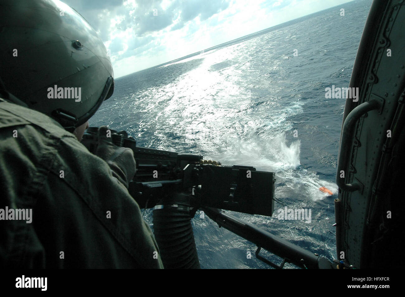051028-N-4565G-002 Océano Atlántico ( 28 de octubre de 2005). AW 1 Robert Sherwwod asignado al Escuadrón heliconter Emerald dragón de fuego siete cinco 50 calibier ametralladora a un objetivo en movimiento durante un ataque con armas Small-Caliber Trainer (SWAT) en conjunción con el USS John F. Kennedy (CV 67). Kennedy está realizando schedualed calificaciones portadora en el Océano Atlántico .Navy foto por fotógrafos Mate de tercera clase (AW/SW) Tommy Gilligan . (Liberado) US Navy 051028-N-4565G-002 de la Aviación del operador de los sistemas de Guerra de primera clase Robert Sherwwod, asignado a la Esmeralda Caballeros de helicóptero Anti-Submar Foto de stock
