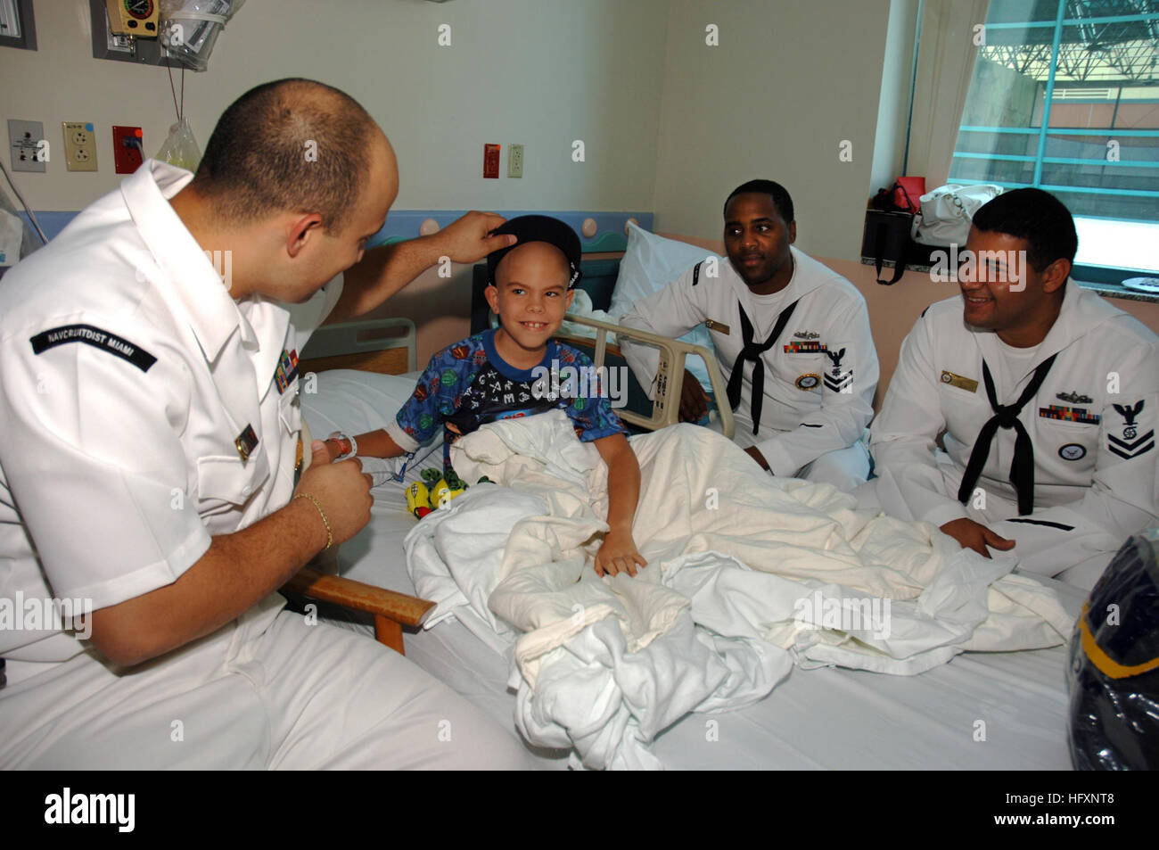 090731-N-4716P-004 Miami (31 de julio de 2009) Oficial pequeño Pedro Collado,  Akil Brathwaite y David CabanRivera pasar tiempo con los niños en la sala  de Hematología y Oncología de Miami Children's Hospital.