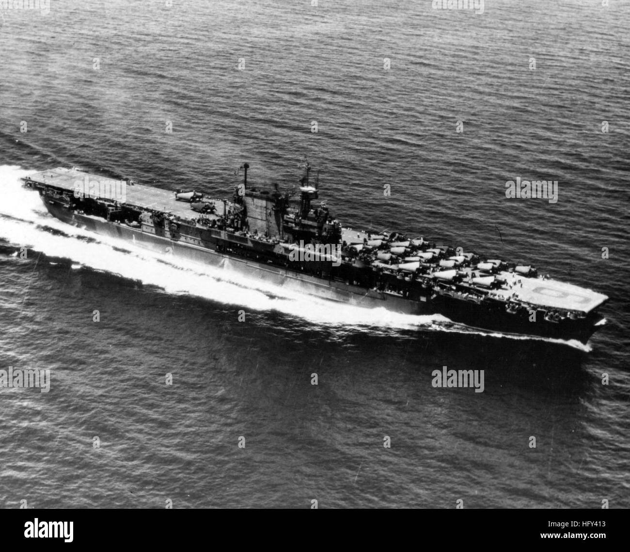 USS Enterprise (CV-6) en el mar en octubre de 1945 Foto de stock