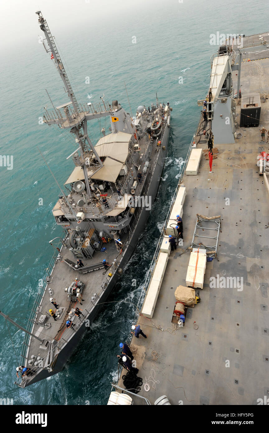 100423-N-0553R-088 Golfo Arábigo (23 de abril de 2010) el Avenger clase contramedidas minas buque USS Dextrous MCM (13) tira junto al auxiliar de la Flota Real Británica de buque de asalto anfibio RFA Cardigan Bay (L3009) durante un repostar combustible en el mar. Dextrous se realizan ejercicios en el Golfo Arábigo. (Ee.Uu. Navy photo by Mass Communication Specialist 2ª Clase A. Rhinehart Ja'lon/liberado) US Navy 100423-N-0553R-088 el Avenger clase contramedidas minas buque USS Dextrous MCM (13) tira junto al auxiliar de la Flota Real Británica de buque de asalto anfibio RFA Cardigan Bay (L3009) durante un alimentando en el mar Foto de stock