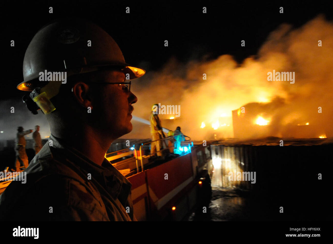 100516-N-0475R-855 HELMAND PROVENCE (17 de mayo de 2010) 1ª clase Utilitiesman Nicholas Morgan, asignado al batallón móvil de construcción naval (5) relojes NMCB, emergencias de Camp Bastion luchar contra un incendio en una zona de suministro en el campamento Leatherneck, Afganistán. Socorristas trabajaron durante toda la noche para sofocar el incendio y evitar seguir afectando a otras áreas de la base. NMCB-5 está desplegado en Afganistán la realización de ingeniería general, construcción de infraestructura y la gestión del proyecto actividades de apoyo a la Operación Libertad Duradera. (Ee.Uu. Navy photo by Mass Communication Specialist 2 Foto de stock