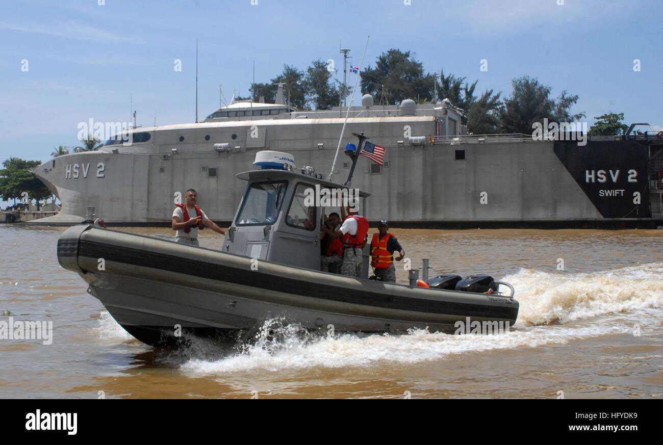 Los marineros estadounidenses desplegados a bordo del buque de alta  velocidad Swift (HSV-2) demostrar las técnicas adecuadas para maniobrar un bote  inflable de casco rígido en un pequeño barco de operaciones de