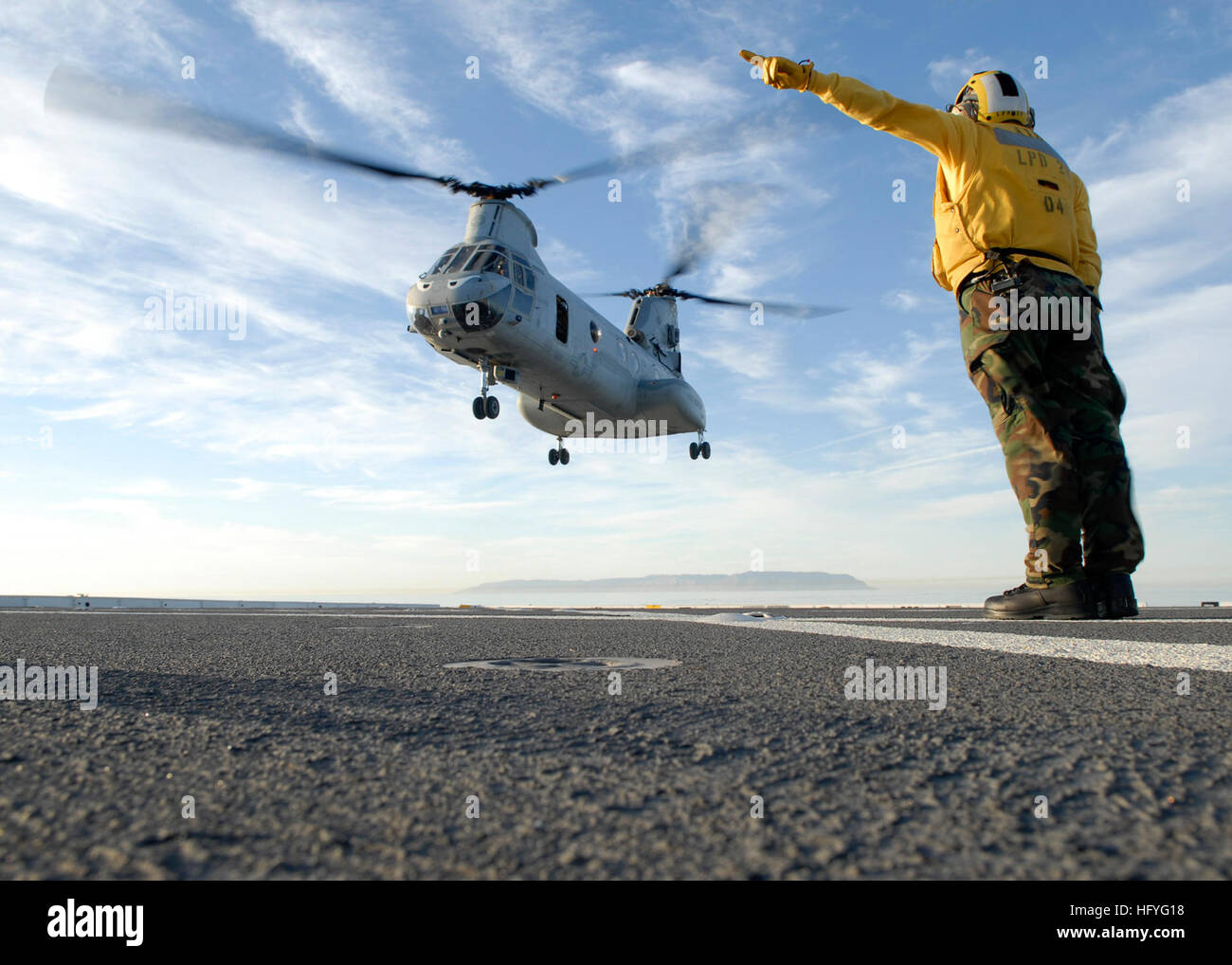 101105-N-2515C-126 DEL OCÉANO PACÍFICO (Nov. 5, 2010) la aviación Boatswain Mate (manejo) de 3ª clase Troy Palomino, una señal de aterrizaje alistó a bordo del transporte anfibio USS Dock Green Bay (LPD 20), las señales de un CH-46E Sea Knight helicóptero desde la cresta Corredores de medio marino escuadrón de helicópteros (HMM) 163 para despegar. Green Bay está realizando un ejercicio de la unidad de capacitación compuesto, para prepararse para un despliegue de seis meses. (Ee.Uu. Navy photo by Mass Communication Specialist 1st Class Larry S. Carlson/liberado) US Navy 101105-N-2515C-126 de la aviación compañero Boatswain (manejo) de 3ª clase Troy Palomino señala una C Foto de stock