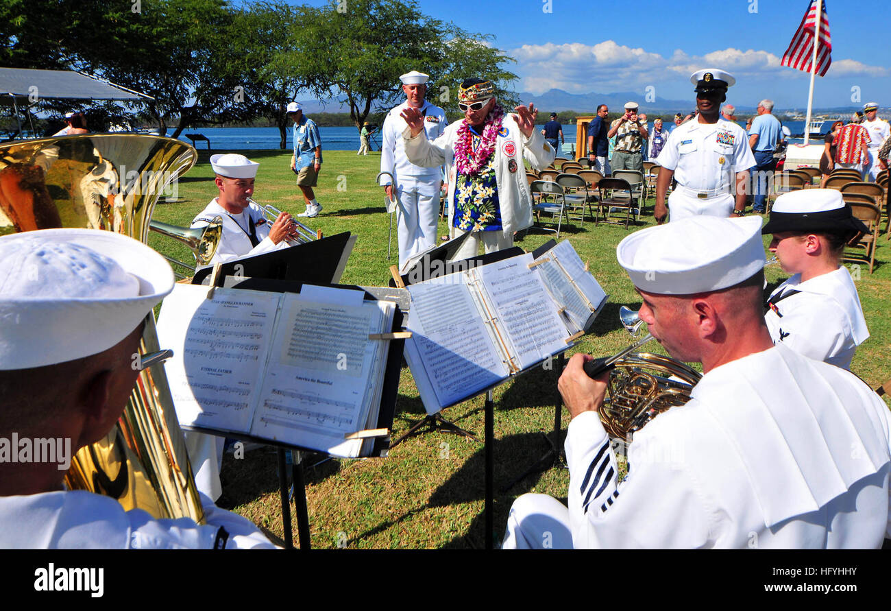 El USS Nevada sobreviviente dirige la banda de la Flota del Pacífico durante la 69ª ceremonia de conmemoración USS Nevada en Hawai. Los sobrevivientes del ataque a Pearl Harbor son actualmente en Hawaii para diversas ceremonias que se celebró en honor a los caídos en diciembre 7,1941. USS Pearl Harbor en mano para Remember Pearl Harbor DVIDS348050 Foto de stock