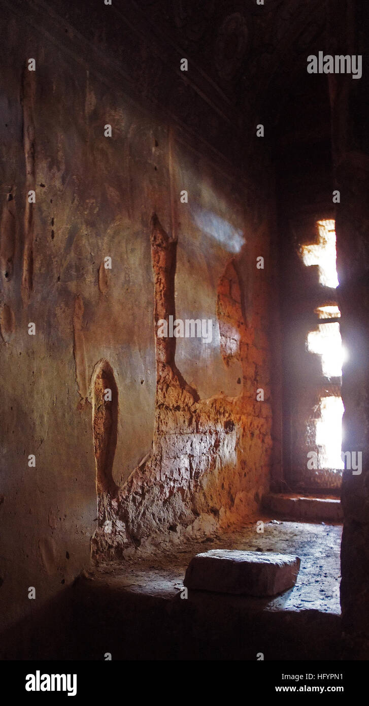 Inmiscuirse en la luz oscura de un corredor Bagan Templo. Foto de stock